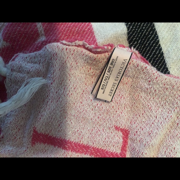 Victoria’s Secret blanket - Picture 3 of 3
